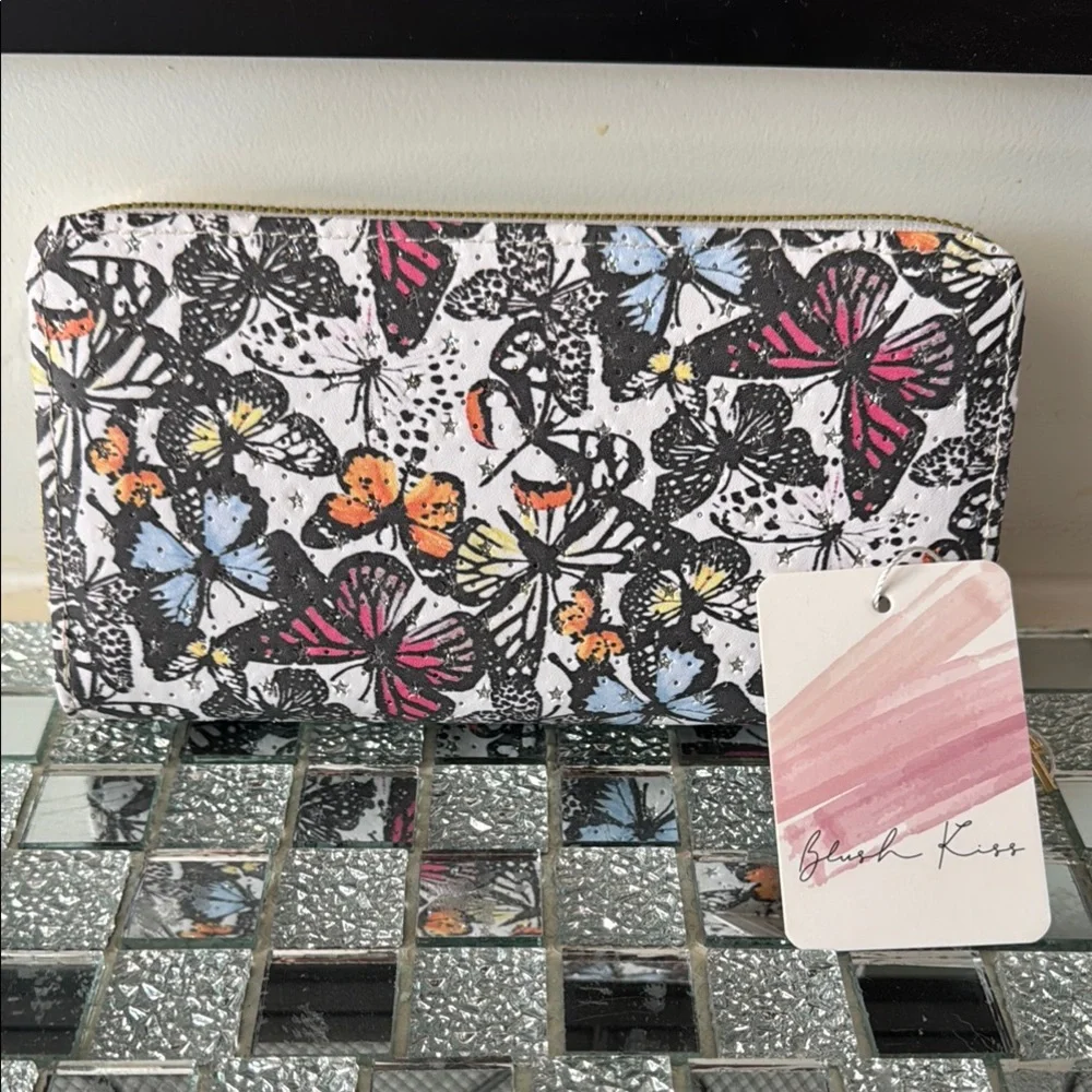 🦋 Blush Kiss Butterfly Wristlet Wallet – Chic & Functional! 🦋 - Picture 3 of 10